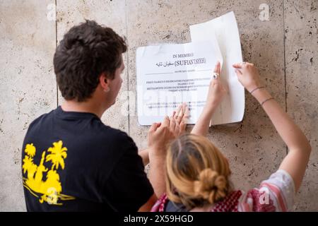 Rome, RM, Italie. 8 mai 2024. Étudiants et professeurs se rassemblent devant la plaque commémorative, placée la semaine dernière à l’entrée de la Faculté de physique, pour commémorer Sufian Tayeh (physicien palestinien, recteur de l’Université de Gaza, tué en décembre dernier lors du bombardement de Gaza). La plaque a été vandalisée hier par un groupe de personnes masquées. ''Israël'' et les étoiles de David ont également été peintes sur le mur. Deux élèves remplacent la plaque par une copie papier temporaire de l'original. (Crédit image : © Marco Di Gianvito/ZUMA Press Wire) USAGE ÉDITORIAL SEULEMENT! Non destiné à UN USAGE commercial ! Banque D'Images