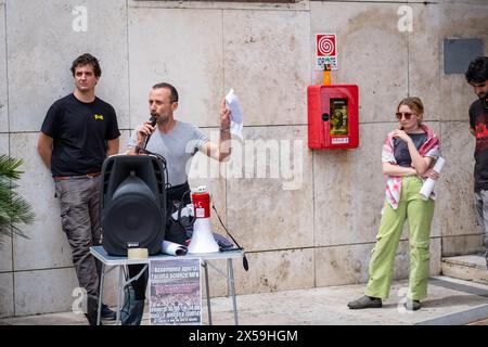 Rome, RM, Italie. 8 mai 2024. Étudiants et professeurs se rassemblent devant la plaque commémorative, placée la semaine dernière à l’entrée de la Faculté de physique, pour commémorer Sufian Tayeh (physicien palestinien, recteur de l’Université de Gaza, tué en décembre dernier lors du bombardement de Gaza). La plaque a été vandalisée hier par un groupe de personnes masquées. ''Israël'' et les étoiles de David ont également été peintes sur le mur. (Crédit image : © Marco Di Gianvito/ZUMA Press Wire) USAGE ÉDITORIAL SEULEMENT! Non destiné à UN USAGE commercial ! Banque D'Images