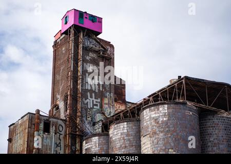 Zone industrielle abandonnée à montréal canada silos de malterie maison rose au sommet d'une usine Banque D'Images