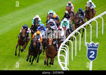 Coureurs et coureurs dans le CAA Stellar handicap lors de la Journée des essais du Boodles May Festival à Chester Racecourse. Date de la photo : mercredi 8 mai 2024. Banque D'Images