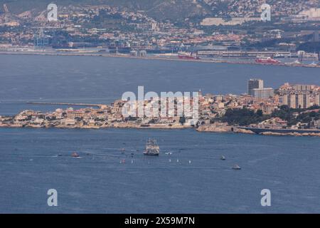 Marseille, France. 8 mai 2024. Le Belem, porteur de la flamme olympique, arrive à Marseille. Le voilier à trois mâts est accueilli par une flotte de bateaux et des milliers de spectateurs à terre. La flamme olympique a été allumée le 16 avril à Olympie, et a quitté la Grèce à bord du Belem le 27 avril. La torche traversera désormais la France continentale et outre-mer avant la cérémonie d'ouverture le 26 juillet à Paris. Crédit : Viktor SIP/Alamy Live News Banque D'Images