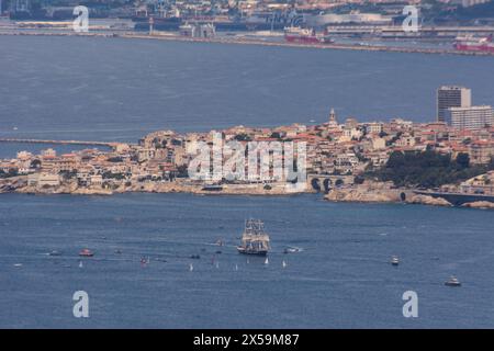 Marseille, France. 8 mai 2024. Le Belem, porteur de la flamme olympique, arrive à Marseille. Le voilier à trois mâts est accueilli par une flotte de bateaux et des milliers de spectateurs à terre. La flamme olympique a été allumée le 16 avril à Olympie, et a quitté la Grèce à bord du Belem le 27 avril. La torche traversera désormais la France continentale et outre-mer avant la cérémonie d'ouverture le 26 juillet à Paris. Crédit : Viktor SIP/Alamy Live News Banque D'Images