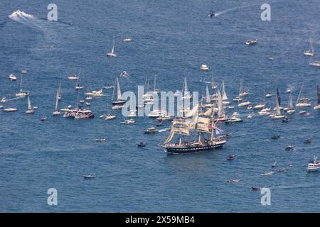 Marseille, France. 8 mai 2024. Le Belem, porteur de la flamme olympique, arrive à Marseille. Le voilier à trois mâts est accueilli par une flotte de bateaux et des milliers de spectateurs à terre. La flamme olympique a été allumée le 16 avril à Olympie, et a quitté la Grèce à bord du Belem le 27 avril. La torche traversera désormais la France continentale et outre-mer avant la cérémonie d'ouverture le 26 juillet à Paris. Crédit : Viktor SIP/Alamy Live News Banque D'Images