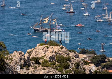 Marseille, France. 8 mai 2024. Le Belem, porteur de la flamme olympique, arrive à Marseille. Le voilier à trois mâts est accueilli par une flotte de bateaux et des milliers de spectateurs à terre. La flamme olympique a été allumée le 16 avril à Olympie, et a quitté la Grèce à bord du Belem le 27 avril. La torche traversera désormais la France continentale et outre-mer avant la cérémonie d'ouverture le 26 juillet à Paris. Crédit : Viktor SIP/Alamy Live News Banque D'Images