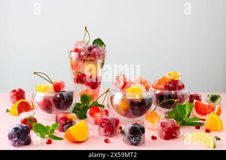 Boissons rafraîchissantes fraîches avec des glaçons avec des baies et des fruits et de la menthe, boisson froide d'été Banque D'Images