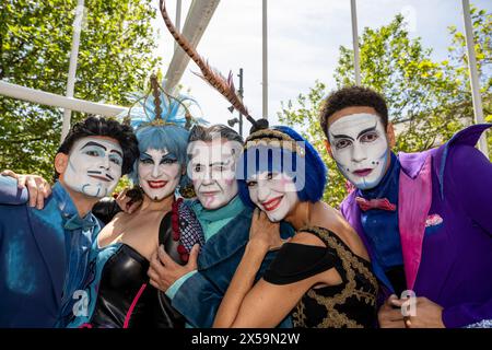 Londres, Royaume-Uni. 8 mai 2024. Les membres de la compagnie théâtrale Yllana, basée en Espagne, jouent le rôle de l'Opéra Locos lors d'un photocall à la Birdcage à l'extérieur de la gare de St Pancras. Le spectacle d'opéra comique présente des classiques de l'opéra bien connus, dont la Traviata et Madama Butterfly, combinés à des hits rock et pop de Whitney Houston à Mika, mélangeant les genres musicaux et la comédie physique. Le spectacle est au Peacock Theatre jusqu'au 11 mai. Credit : Stephen Chung / Alamy Live News Banque D'Images