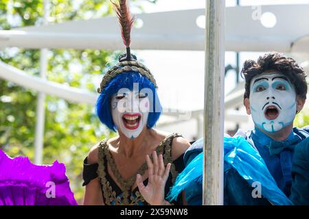 Londres, Royaume-Uni. 8 mai 2024. Les membres de la compagnie théâtrale Yllana, basée en Espagne, jouent le rôle de l'Opéra Locos lors d'un photocall à la Birdcage à l'extérieur de la gare de St Pancras. Le spectacle d'opéra comique présente des classiques de l'opéra bien connus, dont la Traviata et Madama Butterfly, combinés à des hits rock et pop de Whitney Houston à Mika, mélangeant les genres musicaux et la comédie physique. Le spectacle est au Peacock Theatre jusqu'au 11 mai. Credit : Stephen Chung / Alamy Live News Banque D'Images