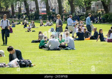 Londres, Royaume-Uni. 08 mai 2024. Les employés du bureau météorologique britannique et les touristes apprécient le soleil de mai dans les jardins de la Tour Victoria Londres Royaume-Uni crédit : Ian Davidson/Alamy Live News Banque D'Images