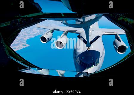 Un KC-135 Stratotanker de la 121st Air ravitaillement Wing ravitaille un C-17 Globemaster de la 911th Airlift Wing lors d'un vol d'orientation pour Newark Banque D'Images