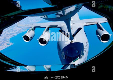 Un KC-135 Stratotanker de la 121st Air ravitaillement Wing ravitaille un C-17 Globemaster de la 911th Airlift Wing lors d'un vol d'orientation pour Newark Banque D'Images