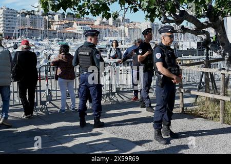 Marseille, France. 8 mai 2024. Des policiers patrouillent avant l’arrivée de la flamme olympique au vieux port de Marseille, dans le sud de la France, le 8 mai 2024. Crédit : Julien Mattia/ Xinhua/Alamy Live News Banque D'Images