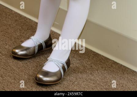 Les chaussures de danse d'une petite fille. Banque D'Images