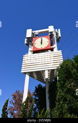 LA HABRA, CALIFORNIE - 28 APR 2024 : une tour de l'horloge et une tour de cellules sur Whittier Boulevard. Banque D'Images