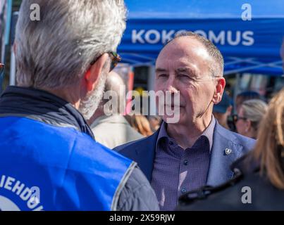 Le député finlandais Pekka Toveri fait campagne à Helsinki pour le Parlement européen en mai 2024. Banque D'Images