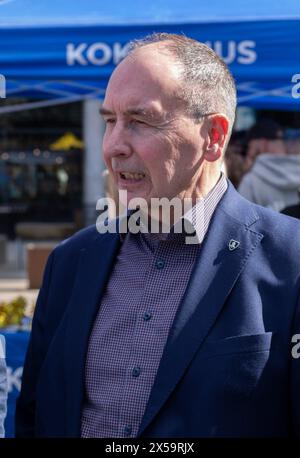 Le député finlandais Pekka Toveri fait campagne à Helsinki pour le Parlement européen en mai 2024. Banque D'Images