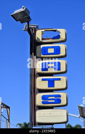 WHITTIER, CALIFORNIE - 28 APR 2024 : panneau des bateaux cassés sur Whittier Boulevard. Banque D'Images