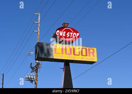 LA HABRA, CALIFORNIE, 28 APR 2024 : le panneau One Stop Liquor sur Whittier Boulevard. Banque D'Images