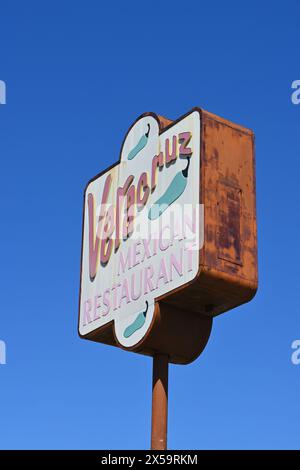 WHITTIER, CALIFORNIE - 28 APR 2024 : le panneau du restaurant mexicain Vera Cruz dans le Twin Palms Village sur Whittier Boulevard. Banque D'Images