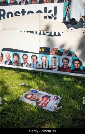 Ein beschädigtes Wahlplakat steht an einer Strasse in der Rostocker City. Die Gewalt gegen Menschen im Wahlkampf nimmt laut den Parteien zu. Aber auch immer mehr Wahlplakate werden beschmiert oder zerstört. OB der Kandidatin nur mit Filzstift eine brille verpasst oder das Wahlplakat komplett übermalt wird, rechtlich gesehen ist beides Sachbeschädigung. BEI der AFD wird laut Partei jedes zweite Plakat beschädigt. ROSTOCK *** Une affiche électorale endommagée se dresse dans une rue du centre-ville de Rostock selon les partis, la violence contre les gens pendant les campagnes électorales est en hausse mais Mo Banque D'Images