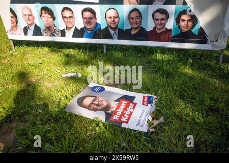 Ein beschädigtes Wahlplakat steht an einer Strasse in der Rostocker City. Die Gewalt gegen Menschen im Wahlkampf nimmt laut den Parteien zu. Aber auch immer mehr Wahlplakate werden beschmiert oder zerstört. OB der Kandidatin nur mit Filzstift eine brille verpasst oder das Wahlplakat komplett übermalt wird, rechtlich gesehen ist beides Sachbeschädigung. BEI der AFD wird laut Partei jedes zweite Plakat beschädigt. ROSTOCK *** Une affiche électorale endommagée se dresse dans une rue du centre-ville de Rostock selon les partis, la violence contre les gens pendant les campagnes électorales est en hausse mais Mo Banque D'Images