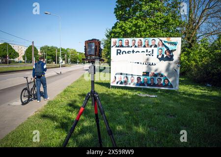 Ein beschädigtes Wahlplakat steht an einer Strasse in der Rostocker City. Die Gewalt gegen Menschen im Wahlkampf nimmt laut den Parteien zu. Aber auch immer mehr Wahlplakate werden beschmiert oder zerstört. OB der Kandidatin nur mit Filzstift eine brille verpasst oder das Wahlplakat komplett übermalt wird, rechtlich gesehen ist beides Sachbeschädigung. BEI der AFD wird laut Partei jedes zweite Plakat beschädigt. ROSTOCK *** Une affiche électorale endommagée se dresse dans une rue du centre-ville de Rostock selon les partis, la violence contre les gens pendant les campagnes électorales est en hausse mais Mo Banque D'Images