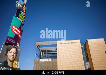 Wahlplakate hängen an einer Laterne in der Rostocker City. Die Gewalt gegen Menschen im Wahlkampf nimmt laut den Parteien zu. Aber auch immer mehr Wahlplakate werden beschmiert oder zerstört. OB der Kandidatin nur mit Filzstift eine brille verpasst oder das Wahlplakat komplett übermalt wird, rechtlich gesehen ist beides Sachbeschädigung. BEI der AFD wird laut Partei jedes zweite Plakat beschädigt. ROSTOCK *** affiches électorales accrochées à un lampadaire dans le centre-ville de Rostock selon les partis, la violence contre les gens pendant les campagnes électorales est en hausse mais de plus en plus électio Banque D'Images