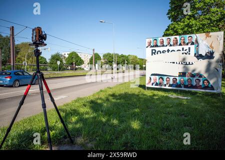 Ein beschädigtes Wahlplakat steht an einer Strasse in der Rostocker City. Die Gewalt gegen Menschen im Wahlkampf nimmt laut den Parteien zu. Aber auch immer mehr Wahlplakate werden beschmiert oder zerstört. OB der Kandidatin nur mit Filzstift eine brille verpasst oder das Wahlplakat komplett übermalt wird, rechtlich gesehen ist beides Sachbeschädigung. BEI der AFD wird laut Partei jedes zweite Plakat beschädigt. ROSTOCK *** Une affiche électorale endommagée se dresse dans une rue du centre-ville de Rostock selon les partis, la violence contre les gens pendant les campagnes électorales est en hausse mais Mo Banque D'Images
