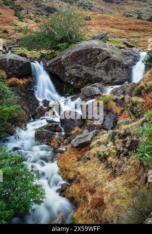 Bleamoss Beck, au-dessous de Blea Tarn, Lake District, Cumbria, Angleterre.. Le Lake District, également connu sous le nom de Lakes ou Lakeland, est une région montagneuse Banque D'Images
