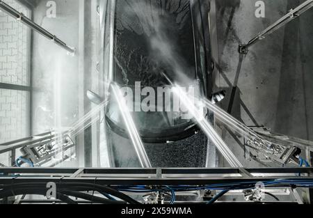 Véhicule berline dans un lave-auto moderne puissant vue de dessus Banque D'Images