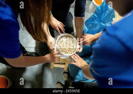 Kharkiv, oblast de Kharkiv, Ukraine. 7 mai 2024. Des bénévoles emballent de la nourriture à Hell's Kitchen à Kharkiv. Ici, des bénévoles préparent des repas pour les soldats et les hôpitaux. Chaque jour, ils préparent plus de 2000 repas ainsi que des milliers de pains. (Crédit image : © Andreas Stroh/ZUMA Press Wire) USAGE ÉDITORIAL SEULEMENT! Non destiné à UN USAGE commercial ! Banque D'Images