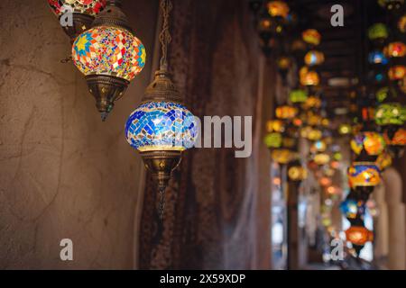 Vieux quartier historique de Dubaï. Lampes suspendues en verre coloré arabe oriental dans la boutique de souvenirs arabes colorés. Banque D'Images