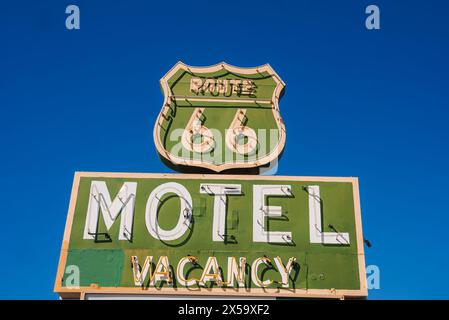 Vintage route 66 Motel Sign, Barstow, États-Unis à Blue Sky Banque D'Images