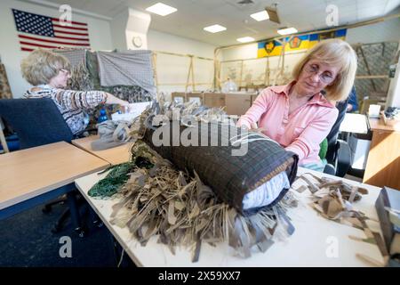 Kiev, ville de Kiev, Ukraine. 8 mai 2024. Des volontaires de ''žKitty Pechersk' fabriquent des filets de camouflage, des costumes et des housses de casque pour les soldats ukrainiens de première ligne. (Crédit image : © Andreas Stroh/ZUMA Press Wire) USAGE ÉDITORIAL SEULEMENT! Non destiné à UN USAGE commercial ! Banque D'Images