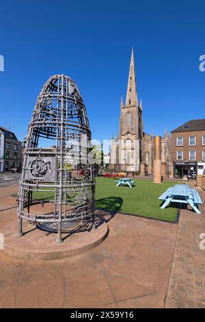 République d'Irlande, comté de Monaghan, ville de Monaghan, Church Square, église St Patrick d'Irlande avec la ruche de la connaissance créée par les maîtres forgerons en 2011 au premier plan. Banque D'Images