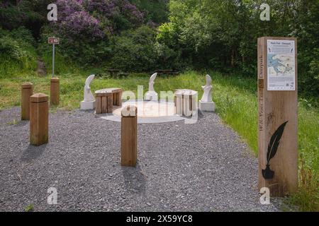 République d'Irlande, comté de Sligo, Yeats Trail qui est une route touristique balisée avec 14 emplacements dans le comté de Sligo qui ont des liens étroits avec le poète WB Yeats, Yeats Trail numéro 8 à Deerpark, cette installation a été créée par l'artiste locale Barra Cassidy sur le site néolithique. Banque D'Images