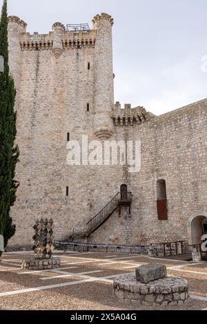 château de pierre, grande tour, créneaux, cour, ciel clair, architecture médiévale, arbre vert, entrée en escalier Banque D'Images