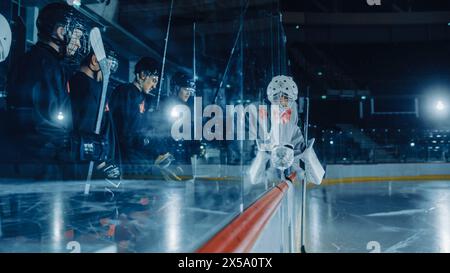 Arène de hockey sur glace : les joueurs professionnels vont sur glace, prêts pour le match de championnat pour commencer. Équipe de sportifs portant des uniformes. Banque D'Images