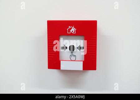 Isolez le système d'alarme incendie sur un fond blanc. Tirer la boîte de sécurité incendie danger. Casser le détecteur de sécurité du détecteur d'équipement d'alarme rouge. Banque D'Images