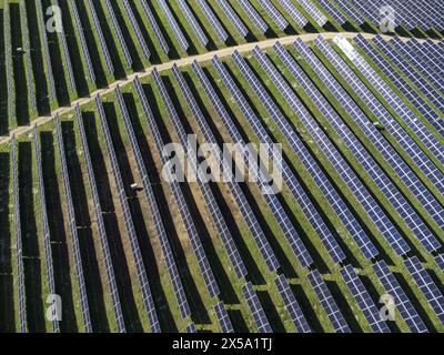 Systèmes photovoltaïques montés au sol vus de dessus. Ce système est installé près de Montalto di Castro, dans le centre de l'Italie. Banque D'Images