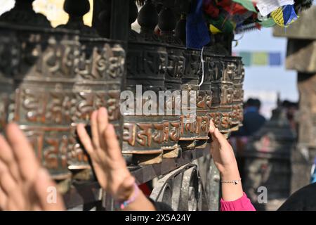 Gros plan des roues à prières à Swayambhunath, un ancien complexe religieux à Katmandou, Népal Banque D'Images