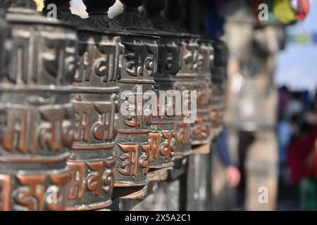 Gros plan des roues à prières à Swayambhunath, un ancien complexe religieux à Katmandou, Népal Banque D'Images