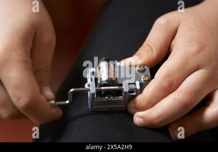 Les mains du garçon avec music box Banque D'Images