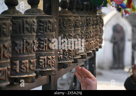 Gros plan des roues à prières à Swayambhunath, un ancien complexe religieux à Katmandou, Népal Banque D'Images