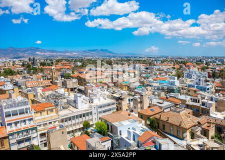 Vue panoramique de Nicosie Chypre dans une journée d'été. Vue aérienne Nicosie paysage urbain Banque D'Images