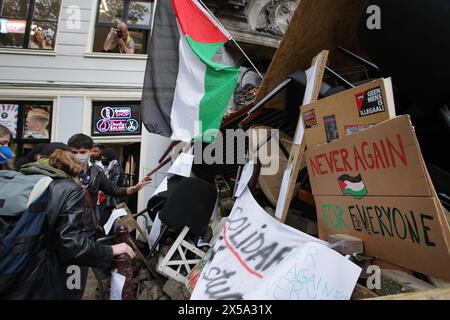 Amsterdam, pays-Bas. 08 mai 2024. Des étudiants pro-palestiniens ont installé un camp et des barricades de protestation à l'Université d'Amsterdam (UVA) le 8 mai 2024 à Amsterdam, aux pays-Bas. (Photo de Paulo Amorim/Sipa USA) crédit : Sipa USA/Alamy Live News Banque D'Images