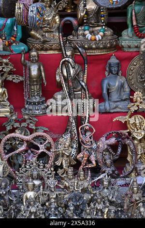 Souvenirs vendus dans une boutique à Swayambhunath, un ancien complexe religieux à Katmandou, au Népal Banque D'Images