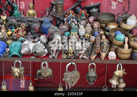 Souvenirs vendus dans une boutique à Swayambhunath, un ancien complexe religieux à Katmandou, au Népal Banque D'Images