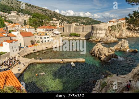 Bokar-Festung, Kolorina Bucht und Stadtmauer in Dubrovnik, Kroatien, Europa | forteresse Bokar, baie de Kolorina et remparts de Dubrovnik, Croatie, E Banque D'Images