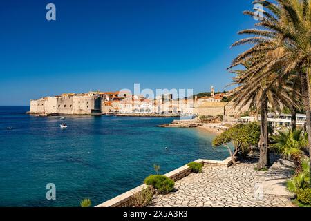 Blick von der terrasse des Hotel Excelsior auf Banje Beach und die Altstadt von Dubrovnik, Kroatien, Europa | Excelsior Hotel terrasse vue sur Banje Be Banque D'Images