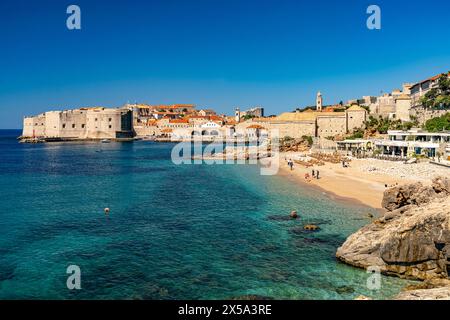 Banje Beach und die Altstadt von Dubrovnik, Kroatien, Europa | plage de Banje et la vieille ville Dubrovnik, Croatie, Europe Banque D'Images